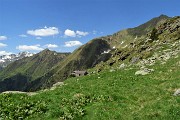 37 Baita addossata a roccione con vista verso il Monte Fioraro